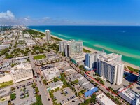 6917 Collins Ave, Unit #426 in Miami, FL - Foto de edificio - Building Photo