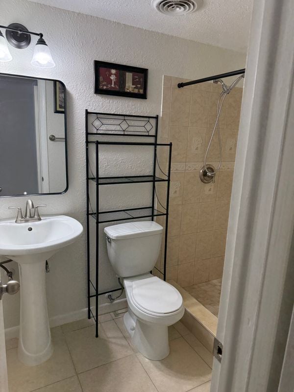 16102 Foxfire Dr in Tampa, FL - Building Photo - Building Photo