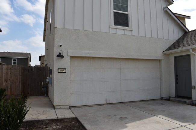 698 Jessie Dr in Merced, CA - Foto de edificio - Building Photo