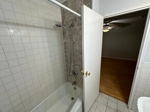 142 Kenrick St, Unit #7 in Boston, MA - Foto de edificio - Building Photo