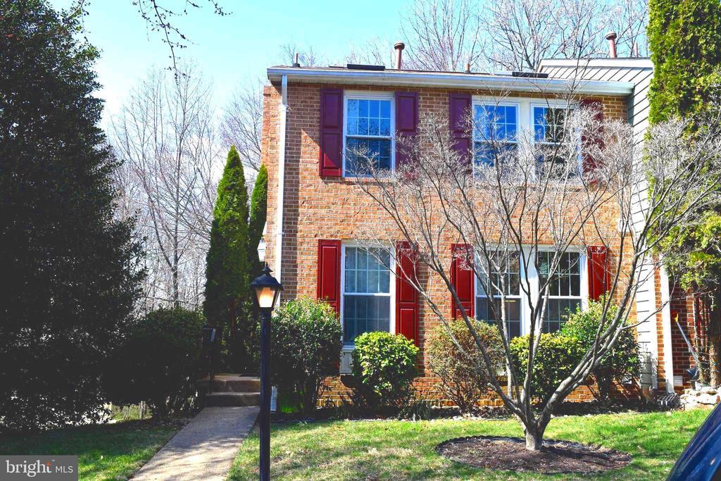 1549 Autumn Ridge Cir in Reston, VA - Foto de edificio