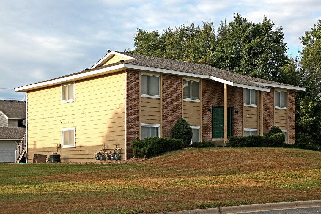 1220 3rd Ave W in Shakopee, MN - Foto de edificio