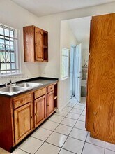 569 NW 42nd St in Miami, FL - Foto de edificio - Building Photo