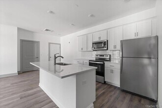 75 Forester Ave, Unit 236 in Warwick, NY - Foto de edificio - Building Photo