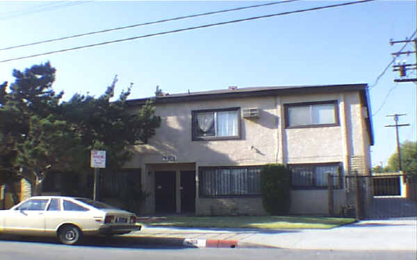 9301 Washburn in Downey, CA - Foto de edificio