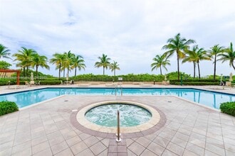 2069 S Ocean Dr in Hallandale Beach, FL - Building Photo - Building Photo