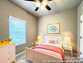 913 E Seidemann St in Seguin, TX - Building Photo - Building Photo