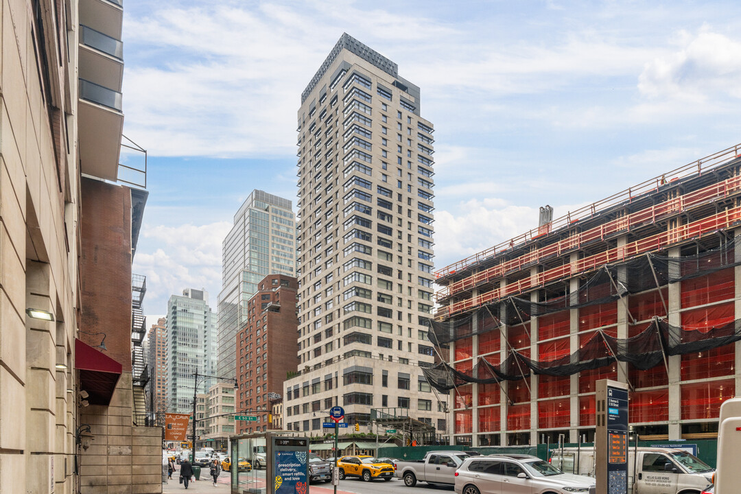 301 E 50th St in New York, NY - Building Photo