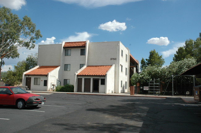 Commons At Monte Vista in Tucson, AZ - Building Photo - Building Photo