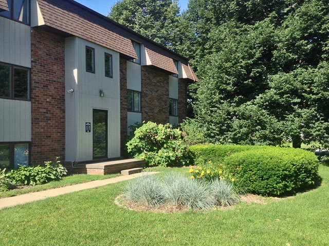 Anglers Cove in Bloomington, IL - Building Photo