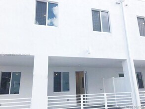 10229 NW 64th Terrace in Doral, FL - Foto de edificio - Building Photo