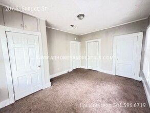 207 S Spruce St in North Little Rock, AR - Foto de edificio - Building Photo