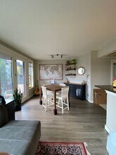 3217 Eastlake Ave E, Unit 306 in Seattle, WA - Building Photo - Building Photo