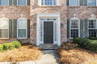 4987 Rustic Canyon Dr in Suwanee, GA - Foto de edificio - Building Photo