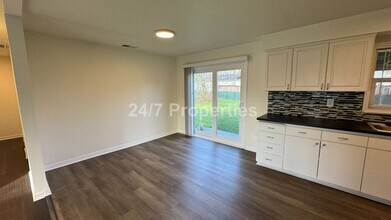 10445 SE Mitchell St in Portland, OR - Building Photo - Building Photo