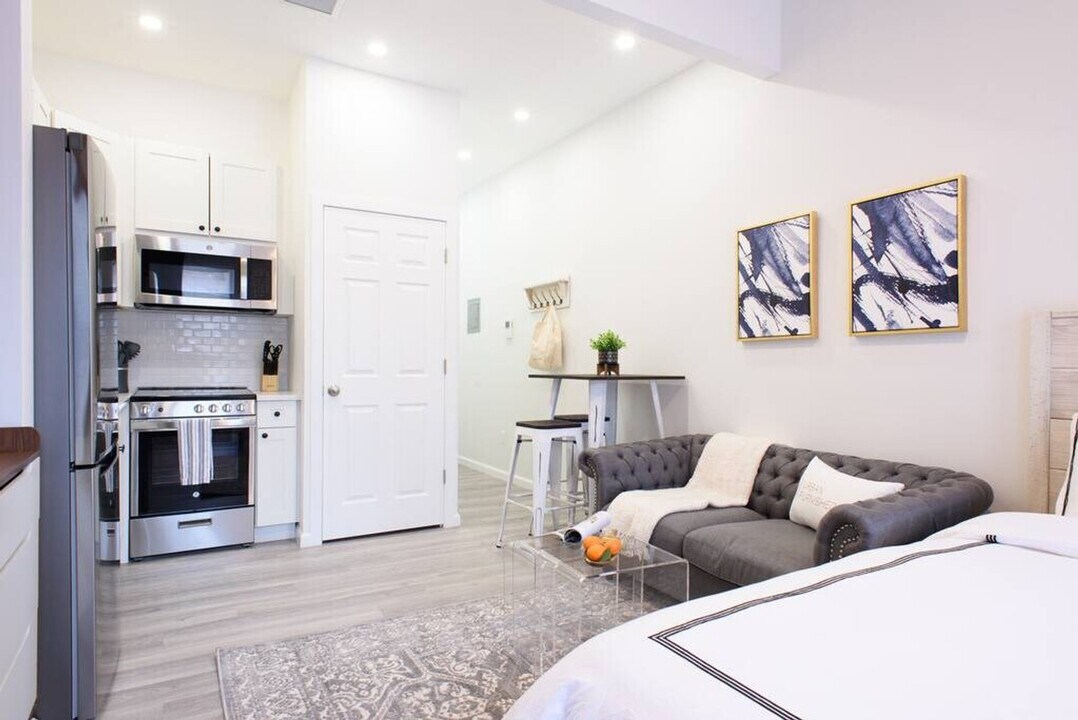 240 E 75th St in New York, NY - Building Photo