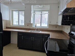 27231 Five Mile Rd in Redford Township, MI - Building Photo - Building Photo