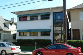 2832 Summit St in Oakland, CA - Building Photo - Building Photo