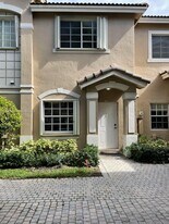 5725 NW 114th Path in Doral, FL - Building Photo
