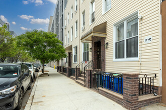 129 Newton St in Brooklyn, NY - Building Photo - Building Photo