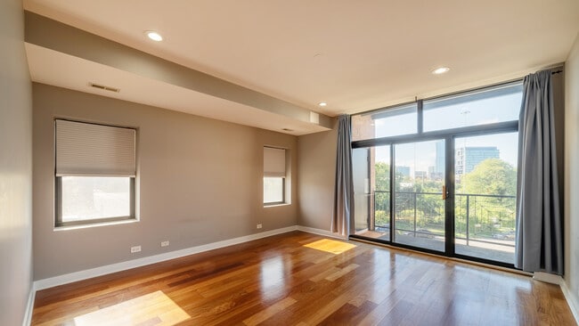 651 N Milwaukee Ave in Chicago, IL - Building Photo - Building Photo