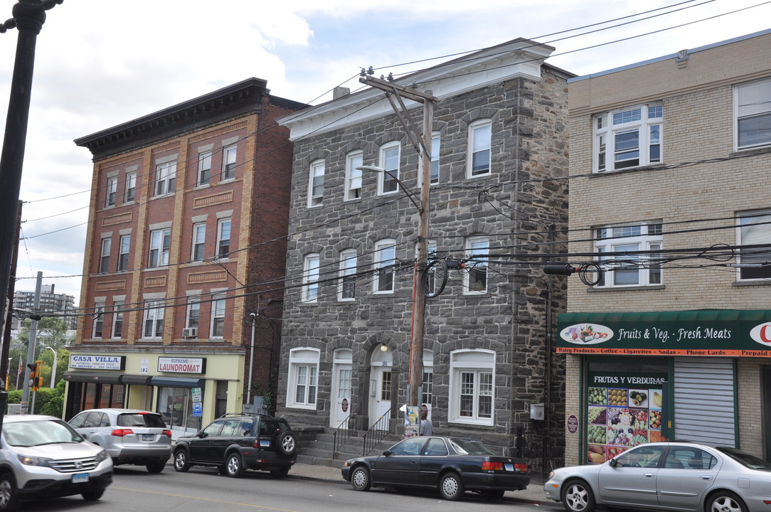 186 W Main St in Stamford, CT - Building Photo