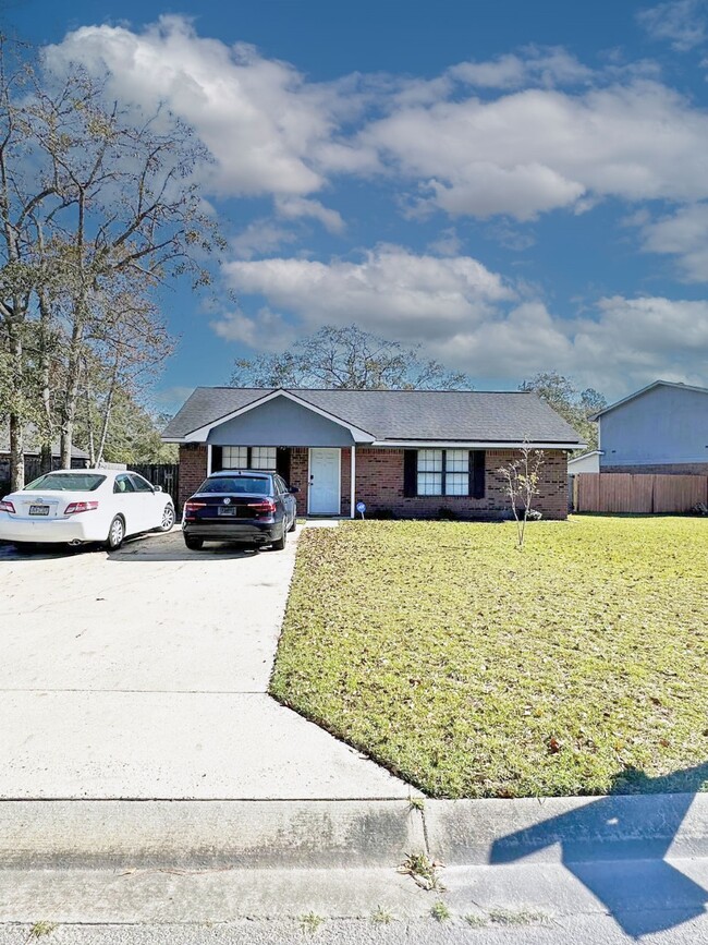 property at 1526 Woodcrest Cir