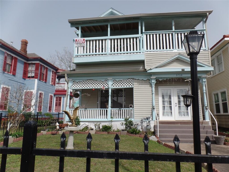 3710 Avenue O 1/2 in Galveston, TX - Building Photo