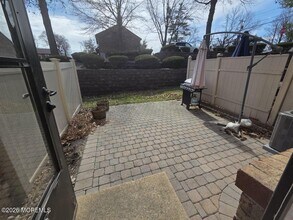 92 Village Green Way in Hazlet, NJ - Foto de edificio - Building Photo