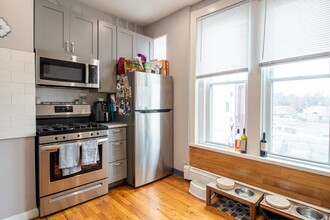 117 Elm St, Unit #2 in Newton, MA - Building Photo - Building Photo