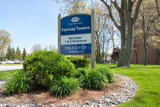 Fairway Towers in Sarnia, ON - Foto de edificio - Building Photo