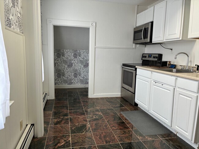 102 Salem Turnpike in Norwich, CT - Building Photo - Building Photo