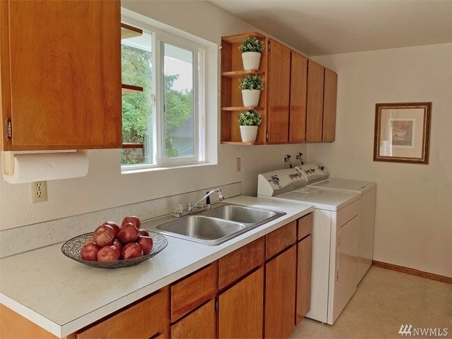 2119 SW Cloverdale St in Seattle, WA - Foto de edificio - Building Photo