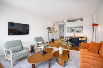 350 W 43rd St, Unit SI ID1381654P in New York, NY - Building Photo - Building Photo