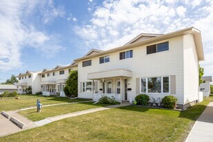 5831 57 St in Red Deer, AB - Building Photo