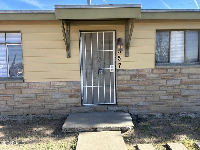 557 Bataan Cir in El Paso, TX - Foto de edificio - Building Photo