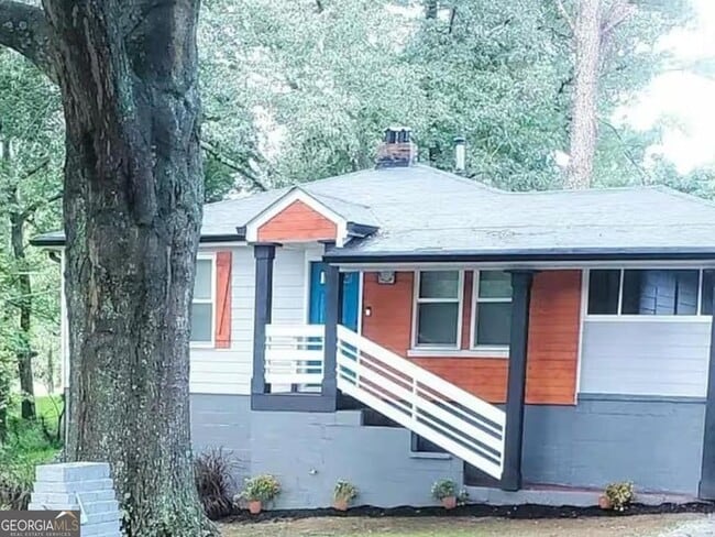 property at 818 Lee Andrews Ave SE