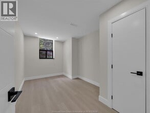 3177 Riverside Dr E in Windsor, ON - Foto de edificio - Building Photo