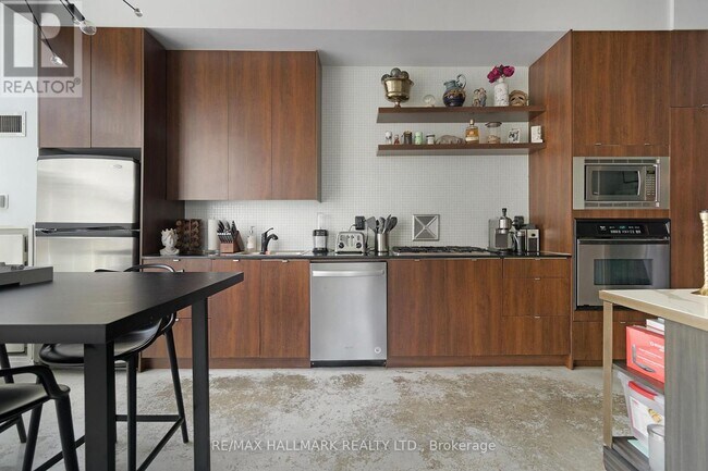 property at 23-423 Brant St