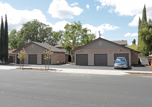 738-744 Woodworth in Clovis, CA - Building Photo - Building Photo