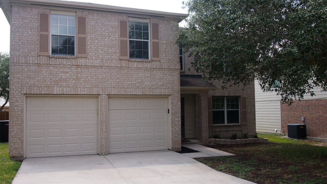 3933 Brook Hollow Dr in Schertz, TX - Foto de edificio