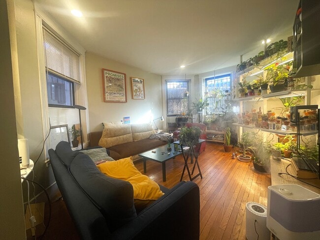 1914 Beacon St, Unit 1 in Boston, MA - Building Photo - Building Photo