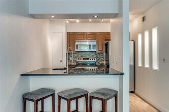 4851 Cedar Springs Rd in Dallas, TX - Foto de edificio - Building Photo