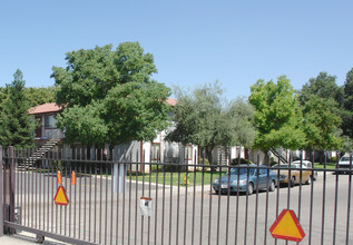 Springwood Court Apartments in Bakersfield, CA - Foto de edificio - Building Photo