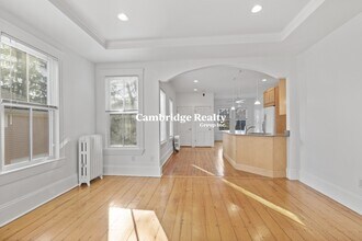 30 Healey St, Unit B in Cambridge, MA - Foto de edificio - Building Photo