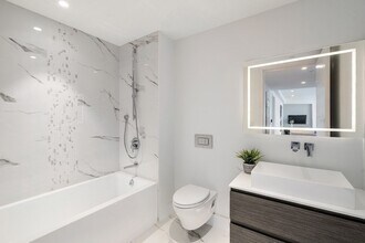 65 Walnut St, Unit 2 in Brookline, MA - Foto de edificio - Building Photo