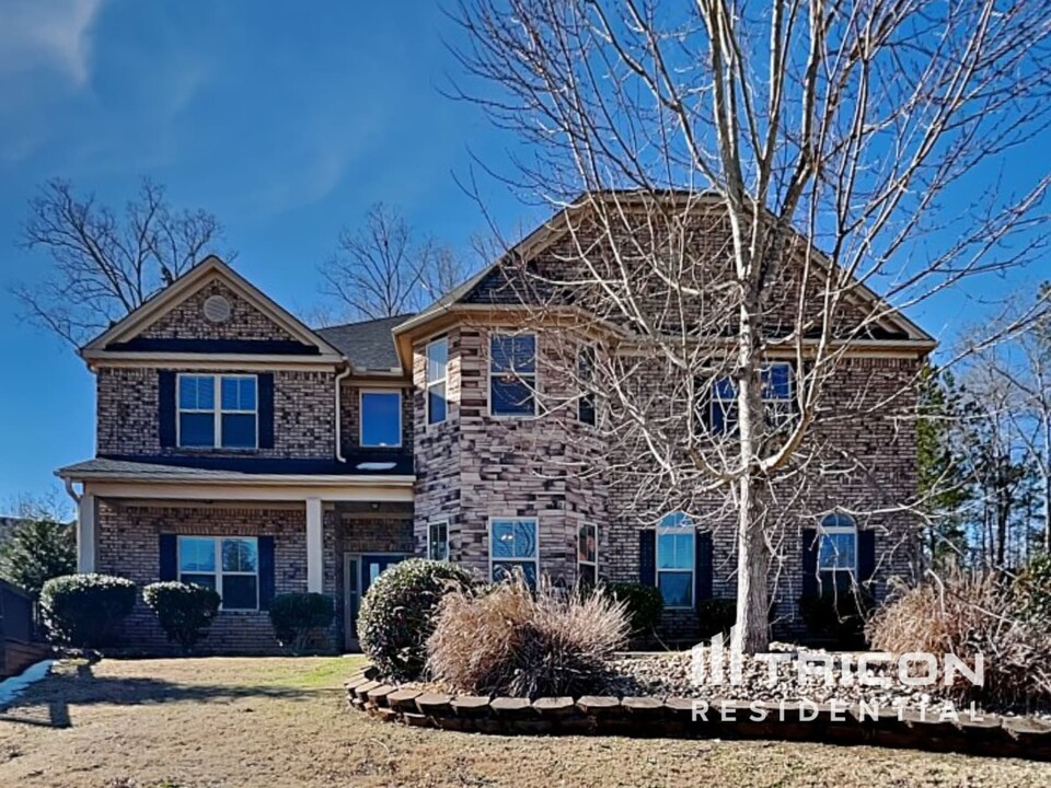 2201 Golden Eagle Dr in Locust Grove, GA - Building Photo