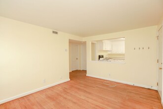1423 W Ocean View Ave in Norfolk, VA - Building Photo - Building Photo