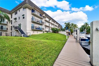 6815 Edgewater Dr, Unit 103 in Coral Gables, FL - Foto de edificio - Building Photo