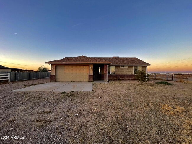 5682 E Storey Rd in Coolidge, AZ - Foto de edificio - Building Photo